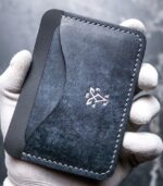 Portcard slim buletin navy artizanal, logo silver embossat, ață gri, cadou elegant pentru bărbat