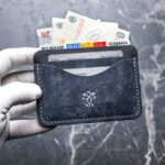 Portcard slim buletin navy, cusătură saddle stitch gri, logo silver stanțat la cald, piele tăbăcită vegetal