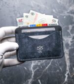 Portcard slim buletin navy, cusătură saddle stitch gri, logo silver stanțat la cald, piele tăbăcită vegetal