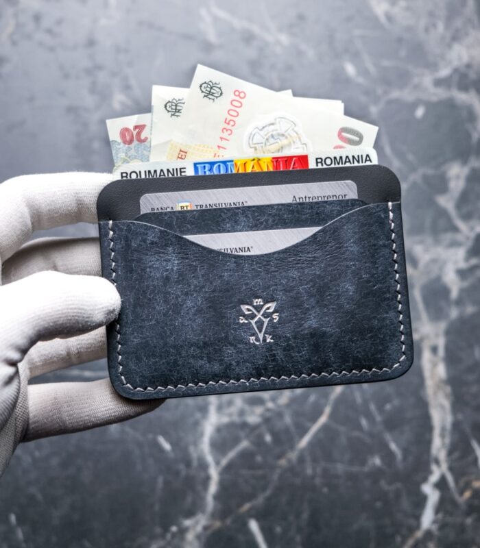 Portcard slim buletin navy, cusătură saddle stitch gri, logo silver stanțat la cald, piele tăbăcită vegetal