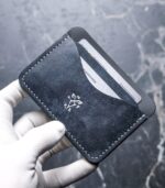 Portcard slim buletin navy, logo stanțat la cald cu folie silver, ață gri saddle stitch, piele naturală