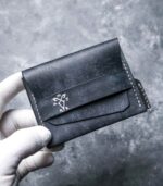 Portofel minimalist navy artizanal, piele naturală tăbăcită vegetal, ață gri saddle stitch, logo silver embossat, made in România