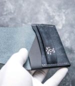Portofel minimalist navy din piele naturală premium, cadou elegant pentru bărbat, logo silver embossat, ață gri