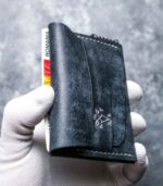 Portofel minimalist navy, detaliu cusătură gri saddle stitch manuală, logo silver embossat, piele naturală premium