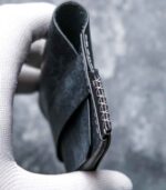 Portofel minimalist navy, detaliu logo silver embossat la cald, ață gri saddle stitch, piele naturală tăbăcită vegetal