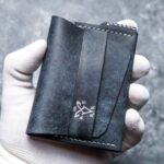 Portofel minimalist navy din piele naturală, față, logo silver embossat, ață gri saddle stitch, handmade România