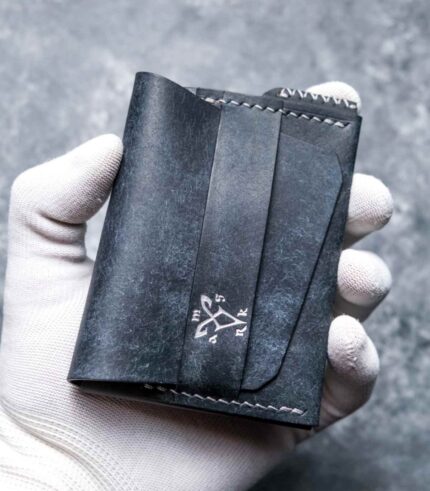 Portofel minimalist navy din piele naturală, față, logo silver embossat, ață gri saddle stitch, handmade România