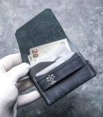 Portofel minimalist navy handmade, piele naturală tăbăcită vegetal, logo silver embossat, ață gri, fabricat în România