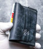 Portofel minimalist navy vedere laterală, profil slim, piele naturală, cusătură gri saddle stitch manuală