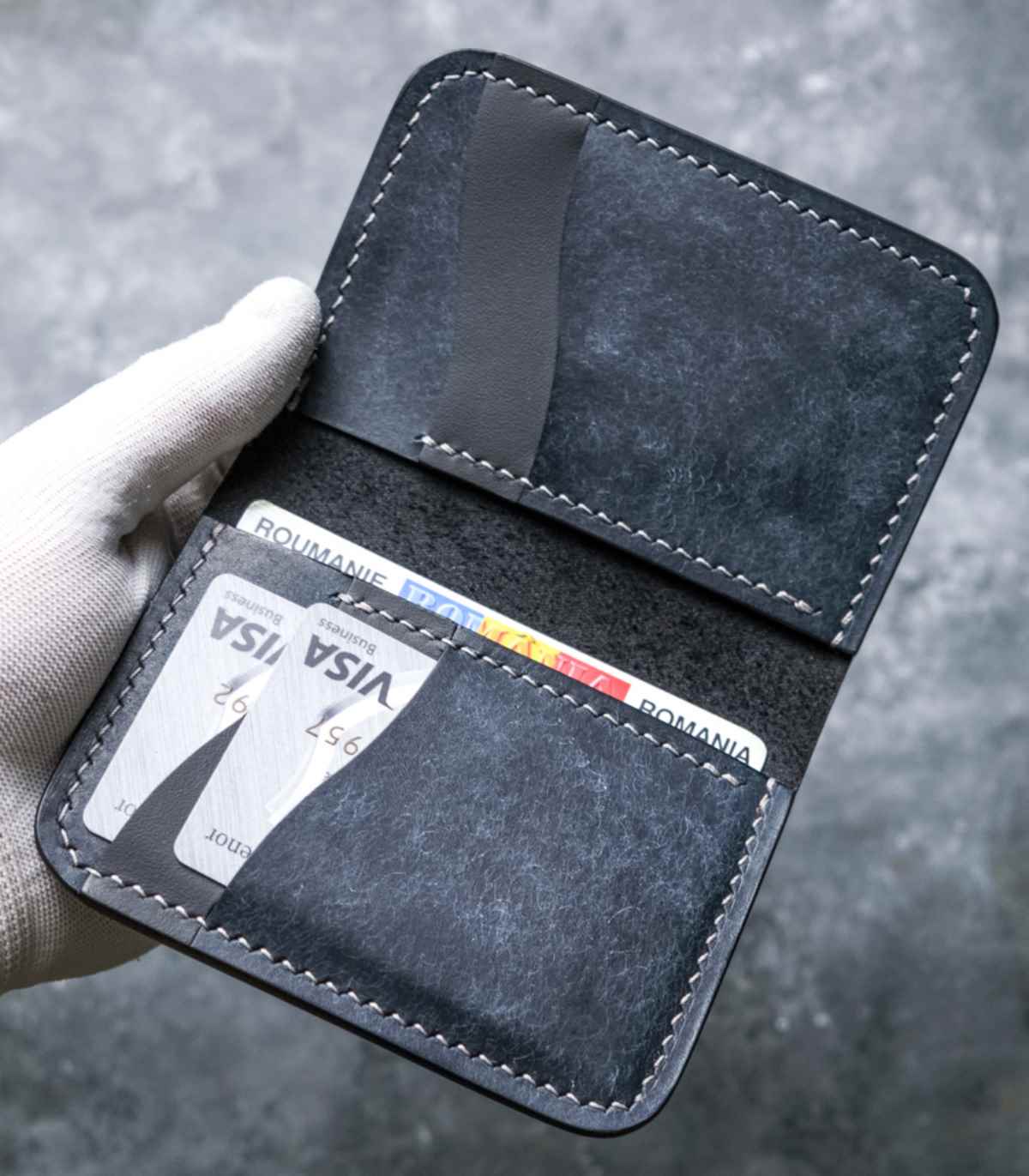 Portofel piele naturală Pueblo Arkano Navy cu ață gri și logo silver, 7 buzunare, loc pentru buletin, carduri și bancnote, personalizabil cu nume sau inițiale