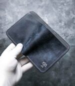 Portofel navy Arkano buzunar pentru bancnote, ușor de accesat, ață gri, logo silver, piele Pueblo, 7 buzunare, personalizabil cu inițiale