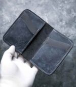 Portofel navy Arkano detaliu cusătură manuală saddle stitch, ață gri, logo silver, piele Pueblo, 7 buzunare, personalizabil cu inițiale