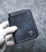 Portofel navy Arkano vedere față generală, piele naturală, ață gri, logo silver, piele Pueblo, 7 buzunare, personalizabil cu inițiale