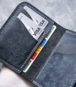 Portofel navy Arkano vedere față portofel închis cu logo vizibil, ață gri, logo silver, piele Pueblo, 7 buzunare, personalizabil cu inițiale