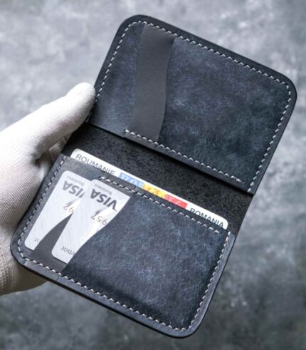 Portofel navy Arkano interior deschis cu buzunare carduri și buletin, ață gri, logo silver, piele Pueblo, 7 buzunare, personalizabil cu inițiale