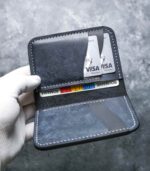 Portofel navy Arkano detaliu interior buzunar carduri, ață gri, logo silver, piele Pueblo, 7 buzunare, personalizabil cu inițiale