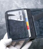Portofel navy Arkano vedere minimalistă, design elegant, ață gri, logo silver, piele Pueblo, 7 buzunare, personalizabil cu inițiale