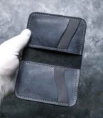 Portofel navy Arkano profil lateral slim, grosime redusă, ață gri, logo silver, piele Pueblo, 7 buzunare, personalizabil cu inițiale