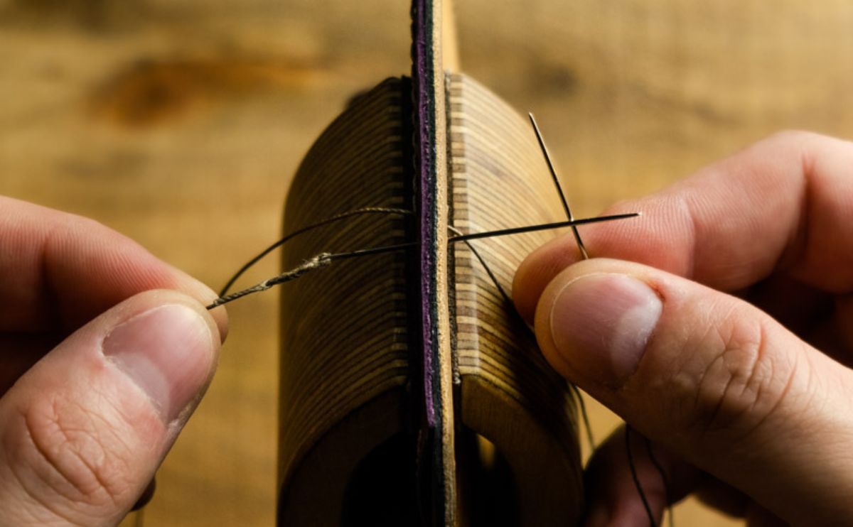 Cusătură saddle stitch executată manual pe piele naturală tăbăcită vegetal, detaliu proces de fabricație MarksAtelier