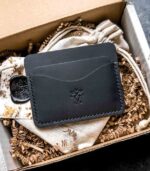 Portofel slim piele naturală neagră în cutia de carton cu hârtie zig-zag, ambalaj cadou