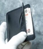 Portofel slim piele naturală neagră cu bancnote îndoite în buzunarul central