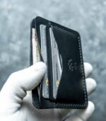 cei-black-cu-buletin-card.jpgPortofel slim piele naturală neagră cu buletinul nou tip card CEI introdus în buzunarul principal