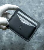 Portofel slim piele naturală neagră cu șase carduri bancare introduse în buzunarele laterale