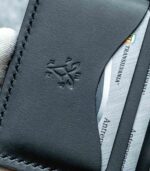 Portofel slim piele naturală, detaliu cusătură French Style cu ață neagră de polyester pe margine