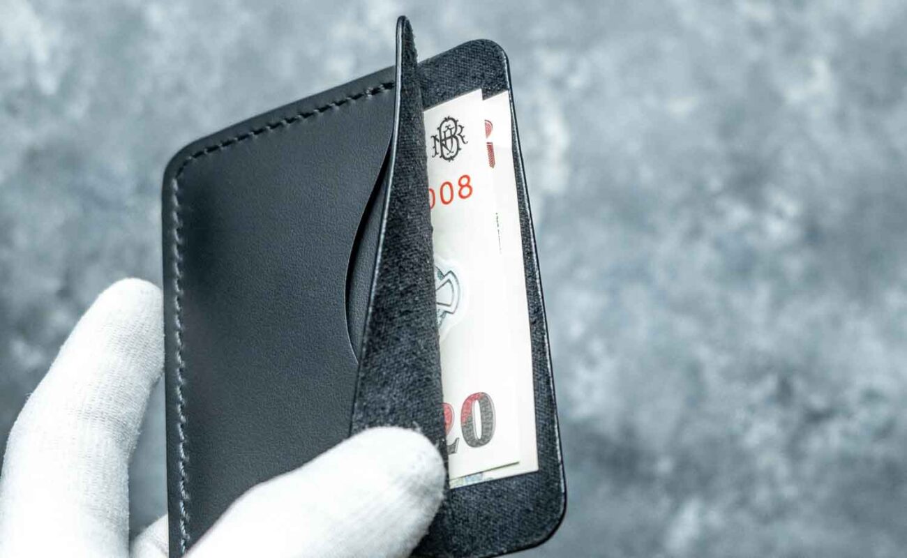 Portofel slim piele naturală neagră personalizat cu inițiale prin emposare la cald