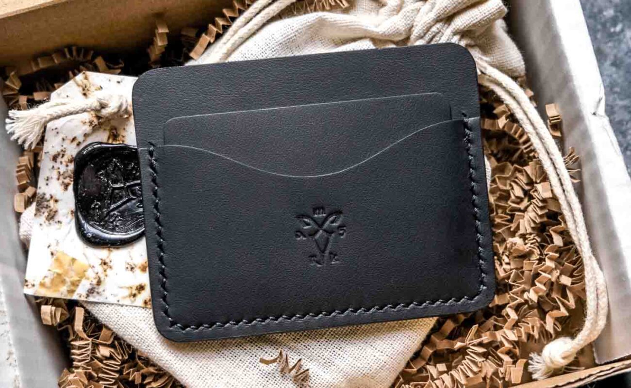 Portofel slim piele naturală neagră cu sigiliu ceară și ștanță logo marksatelier