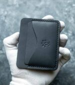 Portofel slim piele naturală neagră pentru buletin CEI, vedere frontală, cusătură French Style cu ață neagră vizibilă pe margini