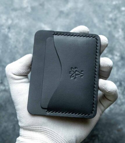 Portofel slim piele naturală neagră pentru buletin CEI, vedere frontală, cusătură French Style cu ață neagră vizibilă pe margini