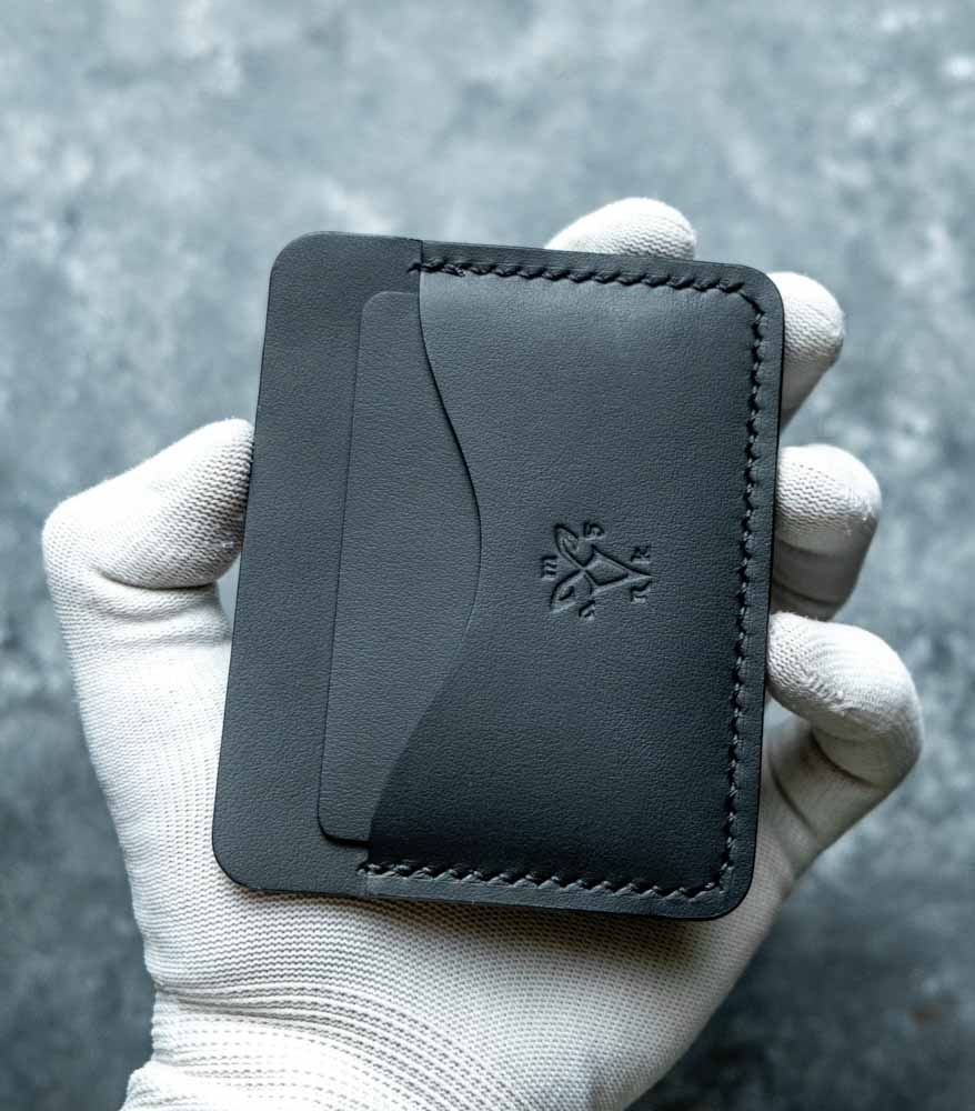 Portofel slim piele naturală neagră pentru buletin CEI, vedere frontală, cusătură French Style cu ață neagră vizibilă pe margini