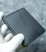 Portofel slim piele naturală neagră, vedere spate, finisaj canturi mat și textură full-grain vizibilă